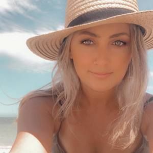 Meet your Posher, Mona